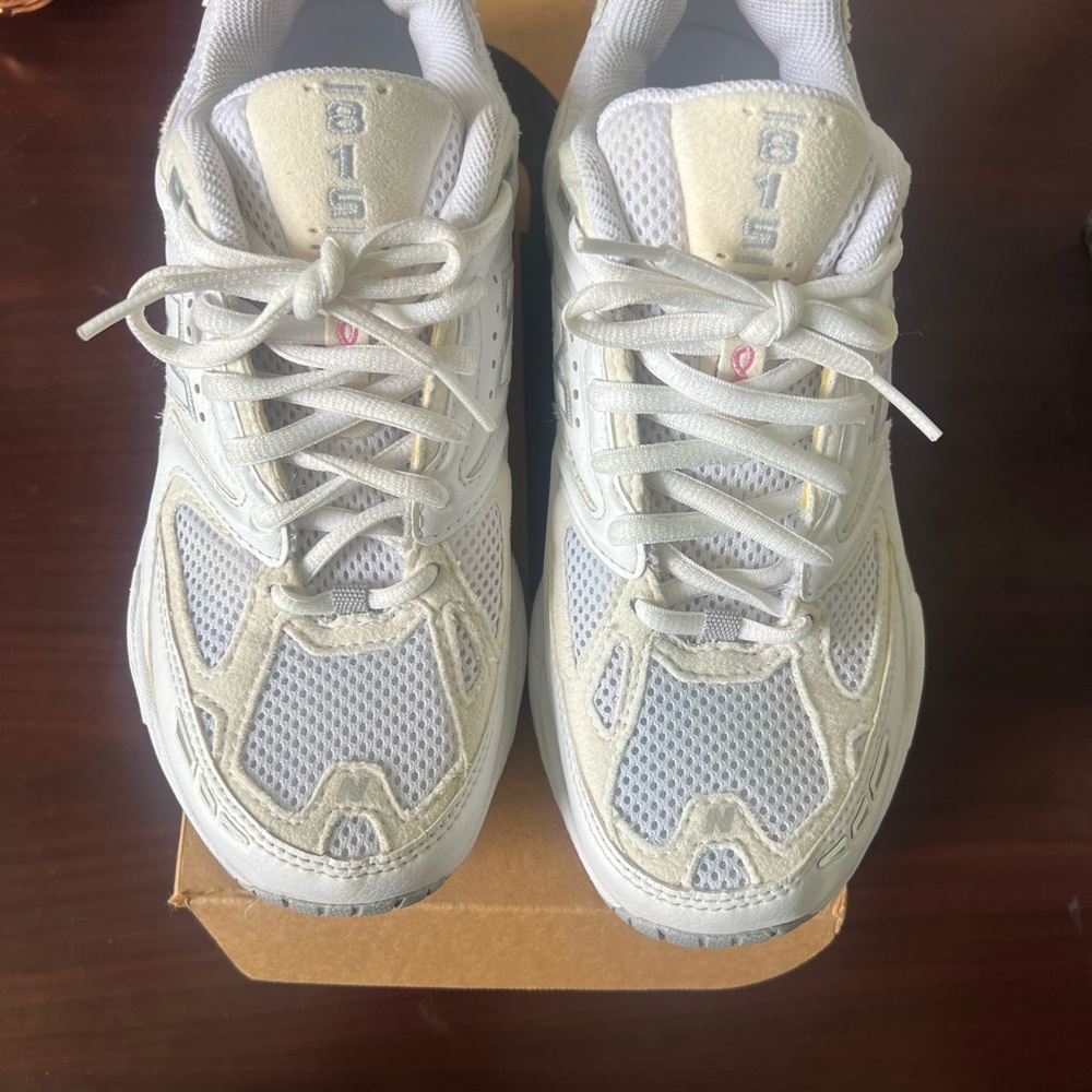 New Balance sneakers - White and Cream Athletic Shoes size 7.5 gently worn